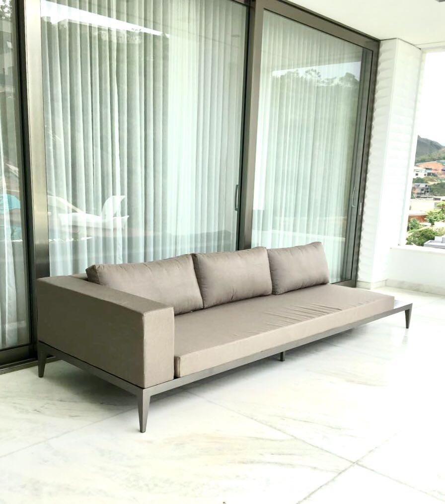 Sofá com mesa acoplada em alumínio Bianca alumínio - Tessaro Móveis.